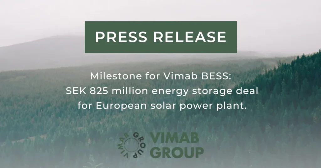 En rubrik på ett pressmeddelande tillkännager en rekordaffär: Energilagringsavtal värt 825 miljoner kronor av Vimab BESS för ett europeiskt solkraftverk, mot en dimmig skogsklädd kulle. Vimab Group-logotypen syns längst ner.