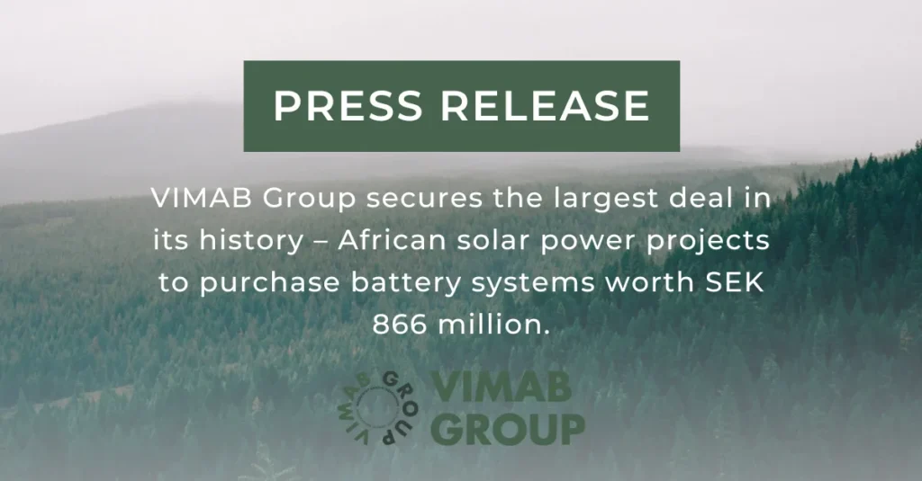 Grön pressmeddelandebanner från VIMAB Group tillkännager en rekordaffär: ett stort afrikanskt solenergiprojekt kommer att köpa batterisystem värda 866 miljoner kronor, mot en dimmig skogsbakgrund.